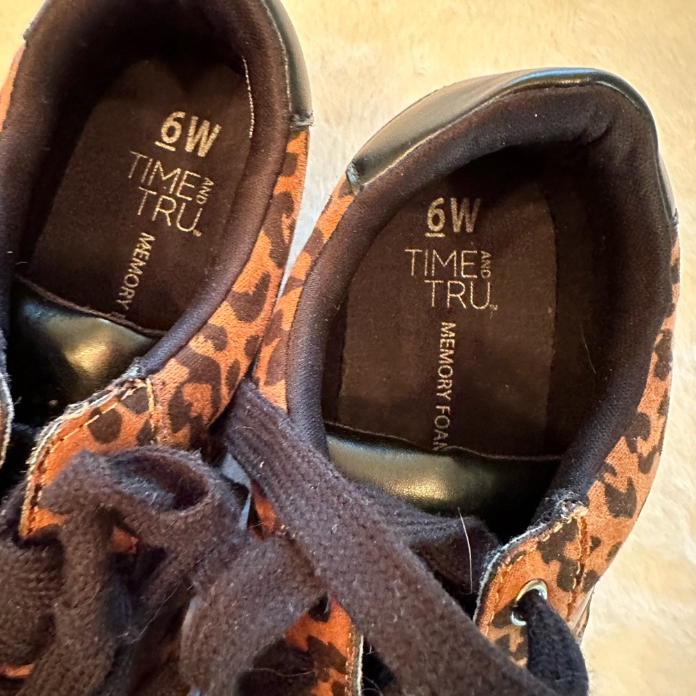 Cheetah Print Shoes size 6 - Picture 2 of 4